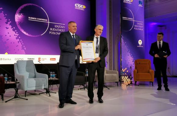 Premijer Radovan Višković uručuje plaketu Stevi Saviću