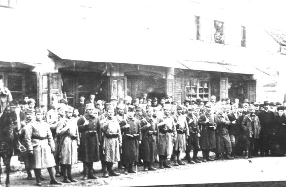 Postrojavanje srpskih oslobodilaca Zvornika u centru grada. Danas Ulica Svetog Save ispred stambenog bloka Zmajevac