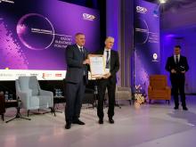 Premijer Radovan Višković uručuje plaketu Stevi Saviću
